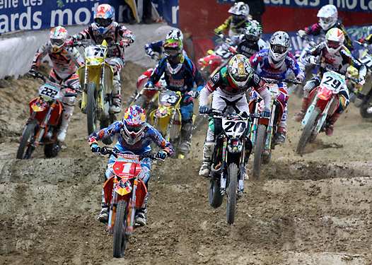 <b>Ephémère leader de la finale, Marvin Musquin – KTM (1) cèdera vite la tête de la course à Gregory Aranda – Kawasaki (20) (photo Pascal Haudiquert/Mediacross)</b>