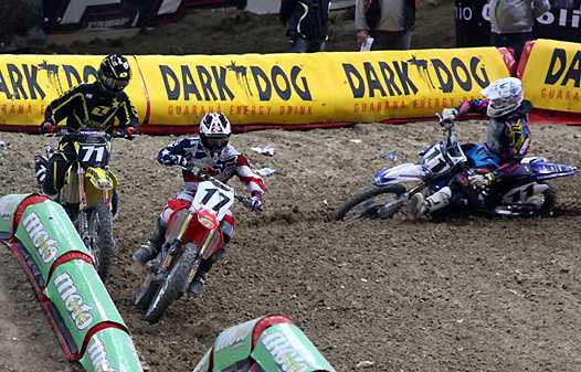 <b>Justin Barcia – Honda (17) qui vient de prendre le meilleur sur Ryan Morais – Suzuki (71) et Kyle Chislom – Yamaha (11) a animé cette seconde soirée de Bercy (photo Pascal Haudiquert/Mediacross)</b>