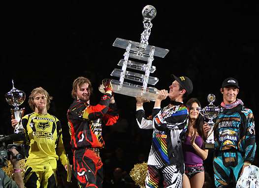 <b>Justin Barcia – Honda (à gauche) et Kyle Chislom – Yamaha (à droite) entourent Cyrille Coulon – Suzuki et Cédric Soubeyras – KTM (photo Pascal Haudiquert/Mediacross)</b>