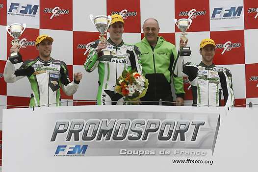 <b>Podium Promo 1000 : Nicolas Salchaud - Kawasaki, Claude Lucas - Kawasaki, Christian Bourgeois – Kawasaki Motors France et Florent Manniez – Kawasaki  (photo Gérard Delio/Photopress)</b>
