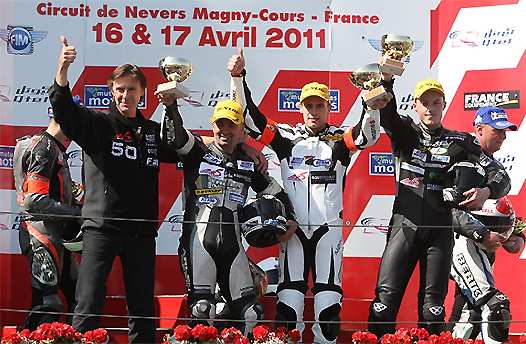 <b>Hervé Moineau, team manager du Team Motors Events Bodyguard AMT, Vincent Bocquet, Emilien Humeau et Mathieu Gines – Suzuki, 1e Stocksport (photo FIM)</b>