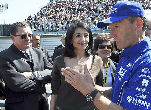 <b>La Secrétaire d’Etat à la Jeunesse et de la Vie associative, Jeannette Bougrab, et le Président de la FFM, Jacques Bolle, sont attentifs aux explications du Team Manager de Viltaïs Racing Division, Christian Sarron, ancien Champion du Monde (photo Stan Pérec)</b>