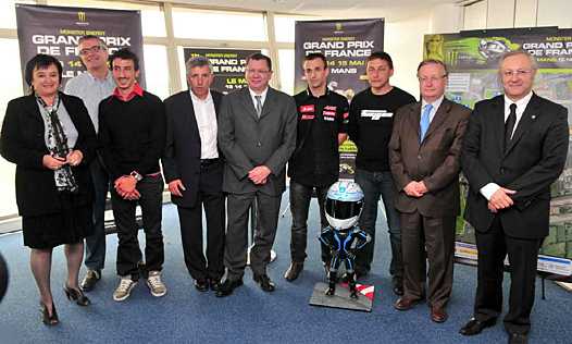<b>De gauche à droite : Mme Renée Kazievisz - Ville du Mans, Olivier Biencourt - 2e vice-président du Conseil régional Pays de la Loire, Louis Rossi - pilote 125 FFM, Claude Michy - Promoteur du GP, Jacques Bolle - Président de la FFM, Johann Zarco - pilote 125 FFM, Laurent Fellon - manager de Johann Zarco, Louis-Jean de Nicolay - vice-président du Conseil général de la Sarthe et Rémy Brouard - Directeur général de l’ACO (photo PHA</b>)
	
