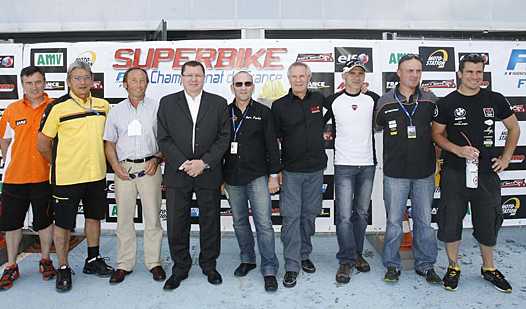 <b>Les grands Champions (de gauche à droite) : Jean-Yves Mounier, Thierry Espié, Dominique Sarron, Jacques Bolle - Président de la FFM, Marc Fontan, Jean-François Baldé, David Muscat, Bernard Cazade et Guillaume Dietrich (Photo Gérard Delio/Photopress FFM)</b>