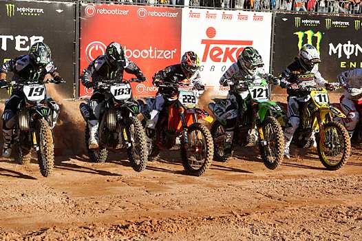 <b>David Philippaerts (19) - Yamaha, Steven Frossard (183) - Yamaha et Toni Cairoli (222) - KTM ici aux côtés de Xavier Boog (121) - Kawasaki et Steve Ramon (11) - Suzuki ont été trois des animateurs du GP du Brésil (Photo Pasacal Haudiquert/Mediacross)</b>

