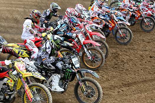 <b>Clément Desalle - Suzuki (25 à gauche) va finalement s’imposer en MX1 (Photo Pascal Haudiquert/Mediacross)</b>