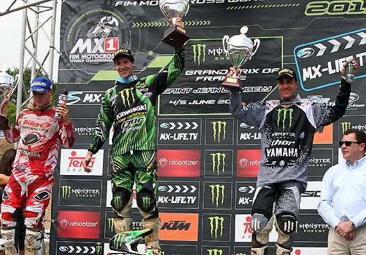 <b>Podium MX2 : Zach Osborne (Yamaha, Tommy Searle - Kawasaki, Gautier Paulin - Yamaha et Jacques Bolle - Président de la Fédération Française de Motocyclisme (Photo Pascal Haudiquert/Mediacross)</b>