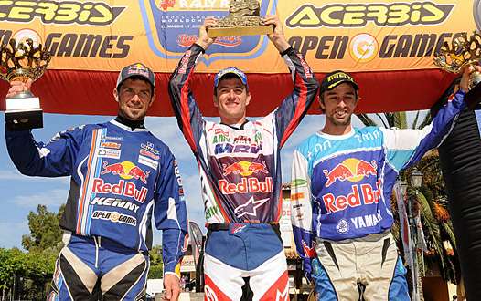 <b>Podium Rallye de Sardaigne : Cyril Desprès - KTM, Marc Coma - KTM et Hèlder Rodrigues - Yamaha (photo FIM)</b>