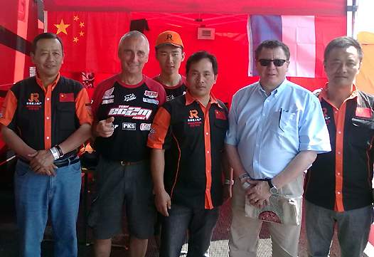<b>Le Président de la FFM, Jacques Bolle avec la délégation chinoise au GP MX de Saint Jean d'Angély (photo FFM)</b>