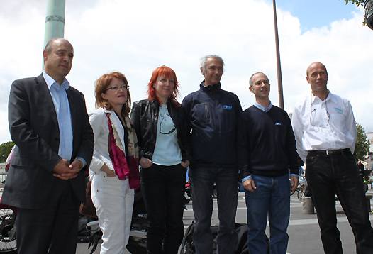 <b>De gauche à droite : Laurent Hecquet pour 40 millions d'automobilistes, Christine Bayard pour la Ligue de Défense des Conducteurs, France Wolf pour la Fédération Française des Motards en Colère (FFMC), Philippe Thiebaut et Pierre Bonneville pour la Fédération Française de Motocyclisme (FFM), Benoît Raynaud pour le Collectif de Défense des Loisirs Verts (CODEVER) (photo Moto-Station.com)</b>