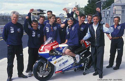 <b>Sylvain Guintoli et Randy de Puniet entourés de tous les membres de l’Equipe de France Grand Prix FFM (photo PSP/Stan Perec)</b>