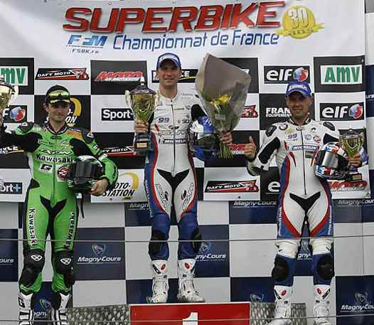 <b>Podium Superbike Course 2 : Julien Da Costa - Kawasaki, Erwan Nigon - BMW et Sébastien Gimbert - BMW (photo Gérard Delio/Photopress/FFM)</b>