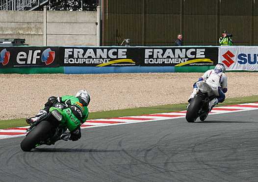<b>Sébastien Gimbert - BMW devant Julien Da Costa - Kawasaki (photo Gérard Delio/Photopress/FFM)</b>