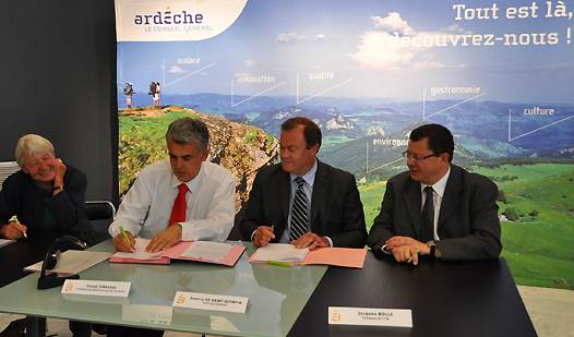 <b>De gauche à droite, Lorraine Chenot, Pascal Terrasse, Amaury de Saint Quentin et Jacques Bolle (photo Conseil Général de l'Ardèche)</b>