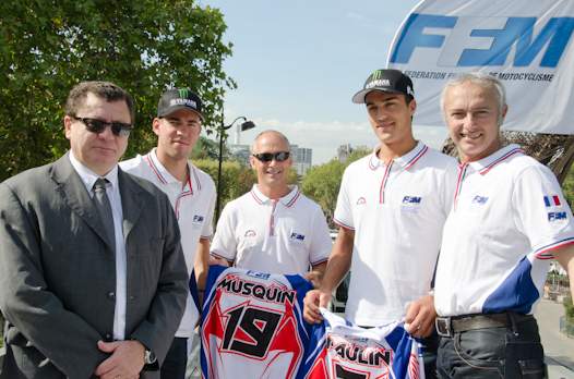 <b>Jacques Bolle, Président de la Fédération Française de Motocyclisme, Steven Frossard - Yamaha, Olivier Robert, Entraineur National, Gautier Paulin - Yamaha et Philippe Thiebaut, Directeur Technique National (photo Romain Nicolas/FFM)</b>