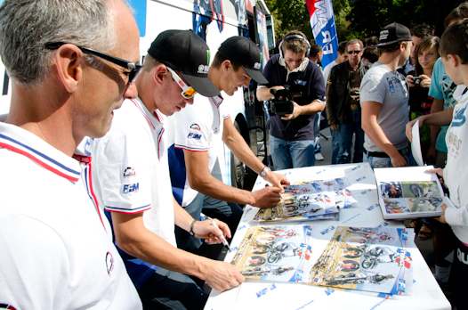 <b>Séance des dédicaces (photo Romain Nicolas/FFM)</b>