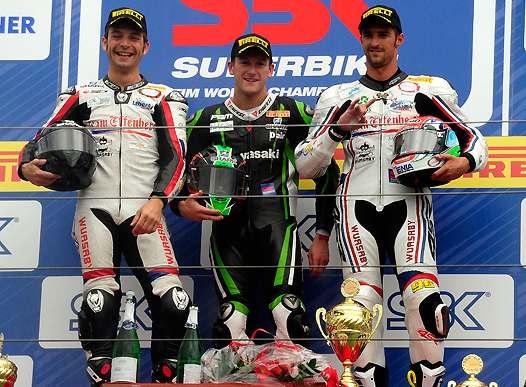 <b>Podium 2e manche Superbike : Sylvain Guintoli – Ducati, Tom Sykes – Kawasaki et Jakub Smrz – Ducati (photo World SBK)</b>
