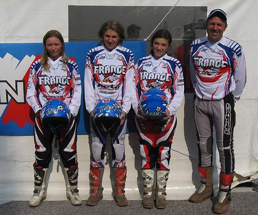 <b>L'Equipe de France Féminine avec Thierry Michaud, Entraîneur National (photo Jean-Thierry Courty/FFM)</b>