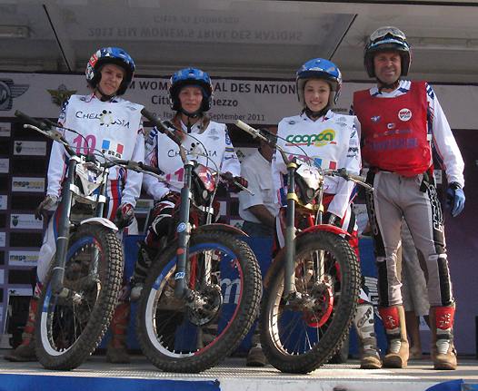 <b>L'Equipe de France Féminine avec Thierry Michaud, Entraîneur National (photo Jean-Thierry Courty/FFM)</b>