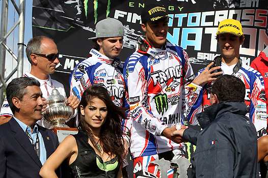 <b>L'Equipe de France sur le podium avec Jacques Bolle, Président de la Fédération Française de Motocyclisme (photo Pascal Haudiquert/Mediacross/FFM)</b>