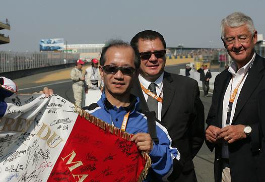 <b>Jacques Bolle, Président de la FFM, Jean-Claude Plassart, Président de l'ACO et la Délégation japonaise (photo Jean-Paul Ancion/FFM)</b>