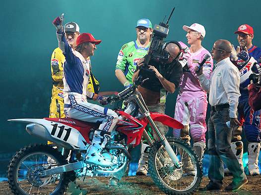 <b>Anciennes gloires avec notamment Jean-Michel Bayle et Jacky Vimond, deux anciens Champion du Monde de Motocross (photo Pascal Haudiquert/Larivière Organisation)</b>