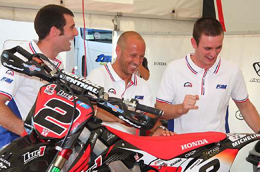 <b>L'Equipe de France Senior : Sylvain Bidart - Honda, Boris Chambon - Suzuki et Thomas Chareyre - TM (photo Bénédicte Simon/FFM)</b>