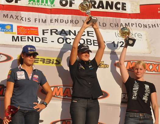 <b>Podium des Féminines : Laia Sanz - Honda, Ludivine Puy - Gas Gas, double vainqueur de la Coupe FIM d'Enduro Féminin 2010-11, et Jessic Jonsson - Gas Gas (photo Abc Communication)</b>