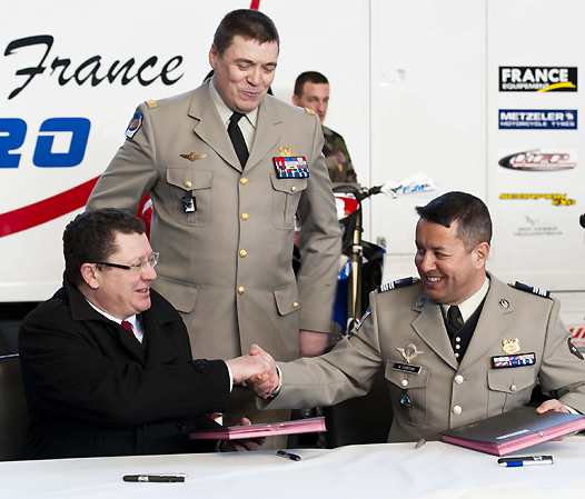 <b>Signature de la convention partenariale entre le Président de la FFM, Jacques Bolle et le Chef de Corps du 503ème RT, le Colonel Guillaume Santoni, en présence du Général Jean-Luc Jacquement (photo Sirpa)</b>