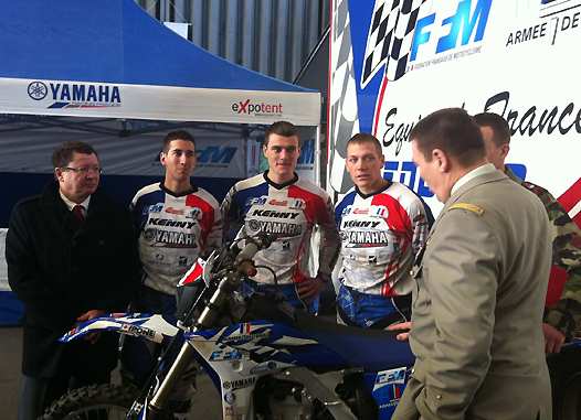 <b>Le Général Jean-Luc Jacquement en discussion avec le Président Jacques Bolle et les pilotes Marc Bourgeois, Kévin Rohmer, Antoine Basset et Alexandre Queyreyre (photo Sirpa)</b> 