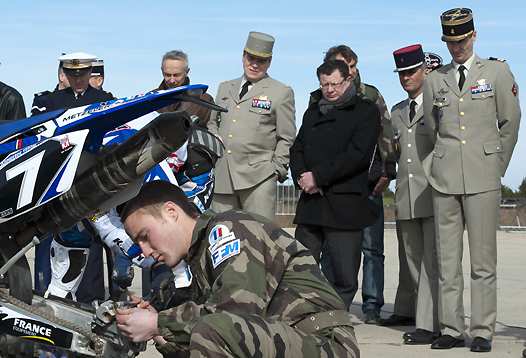 <b>Opération d'assistance mécanique sur la Yamaha YZ250F-Motorbike de Marc Bourgeois #7 (photo Sirpa)</b>