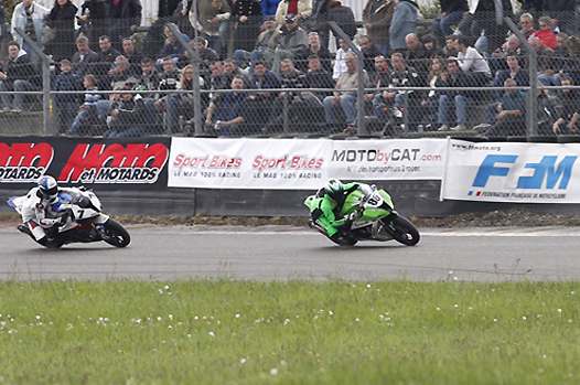 <b>Superbike : Julien Dan Costa - Kawasaki devant Sébastien Gimbert - BMW (photo Gérard Delio/Photopress)</b>