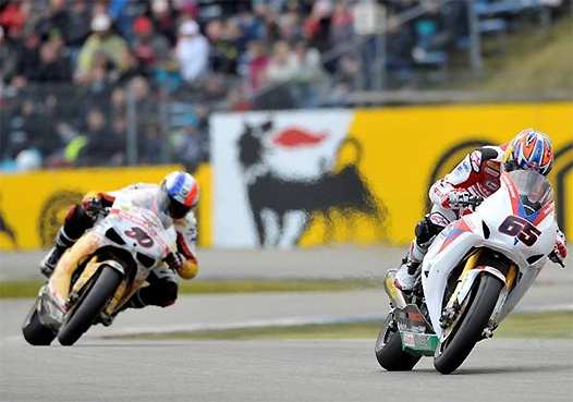 <b>Jonathan Rea #65 - Honda World Superbike Team devant Sylvain Guintoli #50 - Ducati-Team Effenbert Liberty Racing en 2e manche Superbike (photo Worldsbk.com)</b>