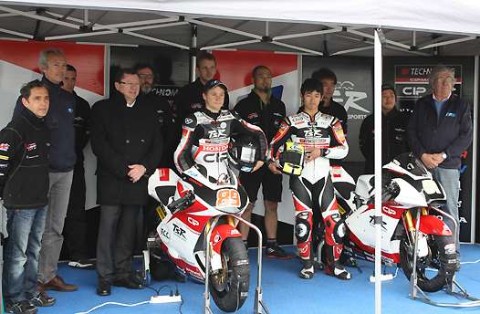 Alain Bronec - Directeur Technomag CIP TSR, Philippe Thiebaut - Directeur Technique National FFM, Jacques Bolle - Président de la FFM, Alan Techer (TSR Honda-Technomag CIP TSR-FFM), Kenta Fujii (TSR Honda-Technomag CIP TSR), Fernand Dieudonné - Président de la Commission Nationale de Vitesse FFM et l'équipe technique Technomag CIP TSR (photo Patrick Tran Duc)