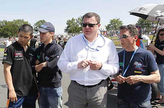 Jacques Bolle - Président de la FFM, accompagné d'Alain Bronec - Responsable Sportif Filière Vitesse FFM, de Kenta Fujii - TSR Honda-Technomag CIP TSR et Alan Techer - TSR Honda-Technomag CIP TSR-FFM (photo Gérard Delio/Photopress)