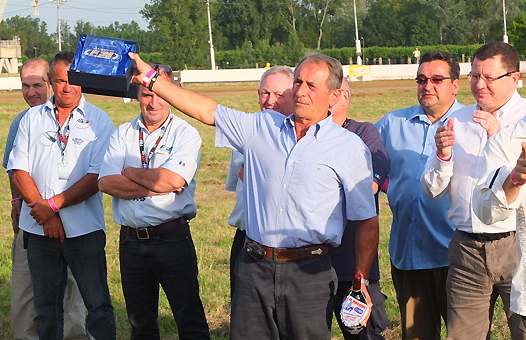 <b>Remise du Trophée FFM par Jacques Bolle – Président de la FFM à l'organisateur et Président du Moto Start Club Macarien, Jacques Lacoste (photo Luc Guillaume)</b>