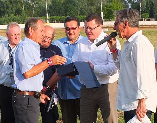 <b>Remise du Trophée FFM par Jacques Bolle – Président de la FFM à l'organisateur et Président du Moto Start Club Macarien, Jacques Lacoste (photo Luc Guillaume)</b>