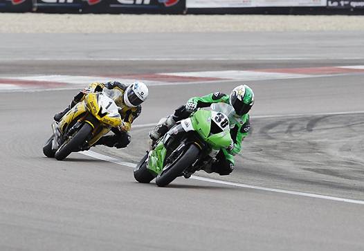 <b>Supersport : Grégory Leblanc - Kawasaki devant Denis Bouan - Yamaha (photo Gérard Delio/Photopress)</b>