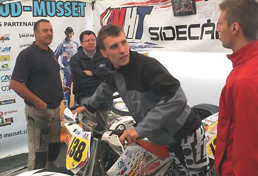 <b>Monsieur Giraud, père de Valentin Giraud, Jacques Bolle - Président de la FFM, Valentin Giraud et son passager Nicolas Musset (photo Luc Guillaume)</b>