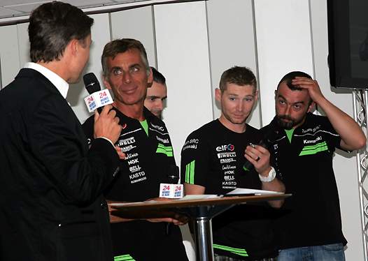 <b>Bruno Vandestick - Speaker des 24H, Gilles Stafler - Directeur Kawasaki SRC et ses trois pilotes de pointes : Julien Da Costa, Grégory Leblanc et Olivier Four (photo Jean-Paul Ancion/FFM)</b>