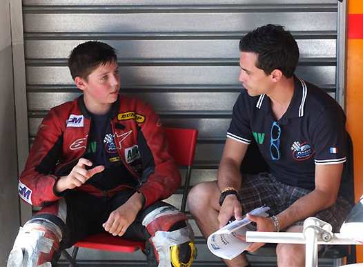 <b>Alexis Masbou avec un jeune pilote (photo Luc Guillaume)</b>