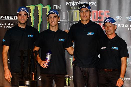 <b>Xavier Boog - Kawasaki, Marvin Musquin - KTM, Gautier Paulin - Kawasaki et Olivier Robert - Entraineur National (photo Pascal Haudiquert/Mediacross/FFM)</b>