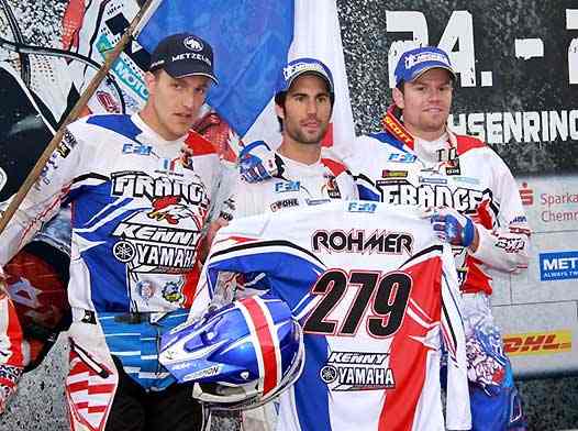 <b>Le Trophée Junior Champion du Monde 2012 avec Alexandre Queyreyre – EEAT-FFM/Yamaha, Jérémy Joly – Yamaha, Mathias Bellino – Husaberg et Kevin Rohmer – EEAT-FFM/Yamaha, présent grâce à son maillot (photo Fred CCY-FFM-ISDE 2012)</b>