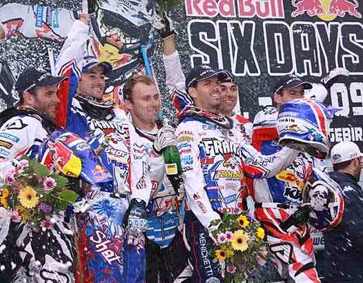 <b>Le Trophée Mondial Champion du Monde 2012 avec Johnny Aubert – E2 KTM, Pierre-Alexandre Renet – E2 Husaberg, Sébastien Guillaume – E3 Gas Gas, Rodrig Thain – E1 HM Honda, Antoine Méo – E1 KTM et Christophe Nambotin – E3 KTM (photo Fred CCY-FFM-ISDE 2012)</b>