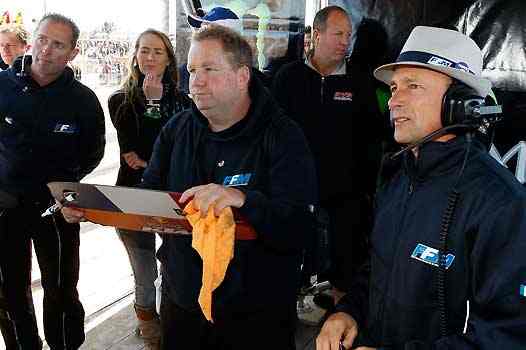 <b>Le staff France avec Olivier Robert - Entraineur National (photo Pascal Haudiquert/Mediacross/FFM)</b>
