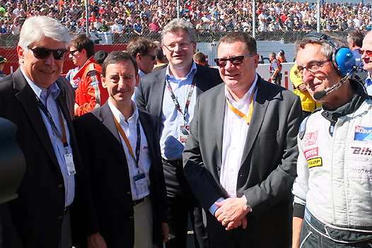 <b>Jean-Marie Geveaux - Président du Conseil Général de la Sarthe, Pierre Fillon - Président de l'ACO, Stéphane Desprez - Directeur Général de la FIM, Jacques Bolle - Président de la FFM et Dominique Méliand - Team Manager du SERT (photo Luc Guillaume)</b>