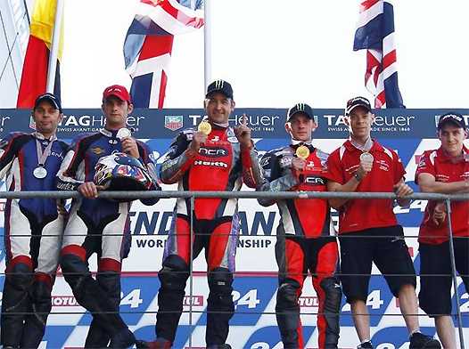 <b>Podium du Championnat du Monde Side Car 2012 avec Grégory Cluze, 2e en partant de la gauche (photo FIM)</b>