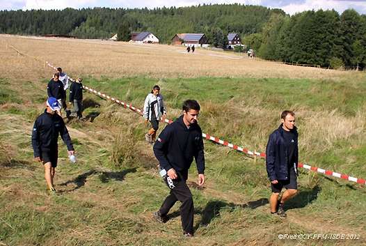 <b>Les pilotes en training sur une piste de motocross (photo Fred CCY-FFM-ISDE 2012)</b>