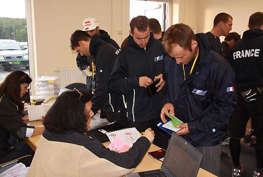 <b>Contrôle administratif pour L'Equipe de France (photo Fred CCY-FFM-ISDE 2012)</b>