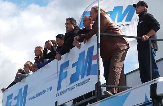 <b>Le Président Jacques Bolle a reçu des hôtes de marque, et notamment Gérard Depardieu, à l'occasion du Championnat du Monde Supermoto au Circuit Carole (photo FFM) </b>